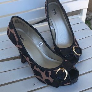 Mossimo peep toe giraffe print heels